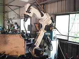 廠內的機械手臂自動化焊接